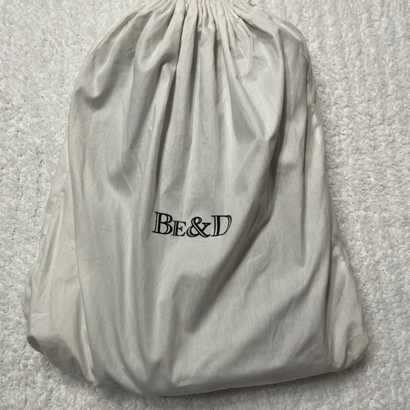 Be&D Rosie Page Navy Blue Leather Messenger Bag - Picture 4 of 8